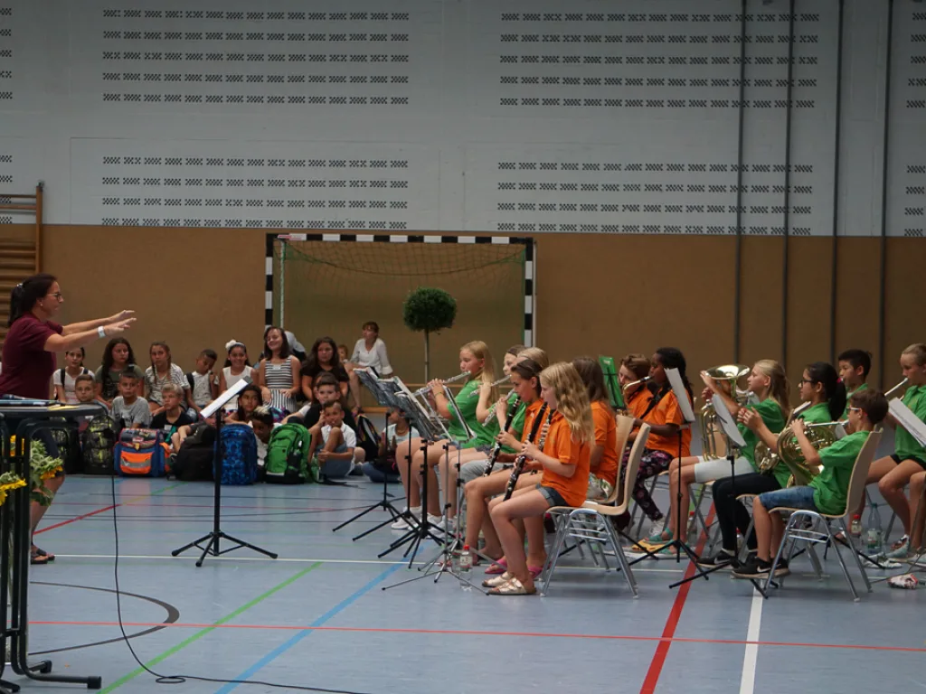 Orchester spielt in der Sporthalle.